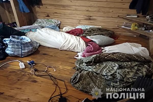 Украинские правоохранители разоблачили группировку, которая два года удерживала в Прикарпатье в трудовом рабстве 32 человека Украинские правоохранители разоблачили группировку, которая два года удерживала в Прикарпатье в трудовом рабстве 32 человека