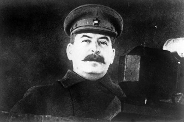 Иосиф Сталин на военном параде на Красной площади 7 ноября 1941 года Иосиф Сталин на военном параде на Красной площади 7 ноября 1941 года