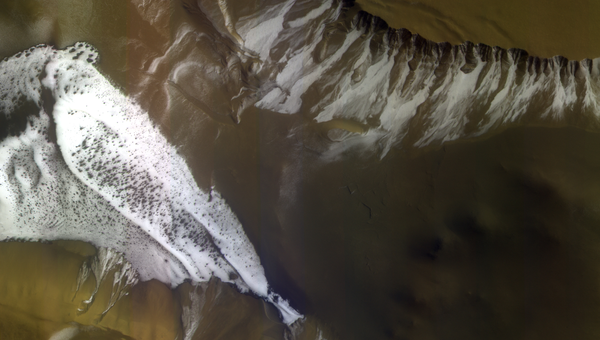 Склон гребня кратера, находящегося на равнине Сизифа (Sisyphi Planum) на Марсе Склон гребня кратера, находящегося на равнине Сизифа (Sisyphi Planum) на Марсе