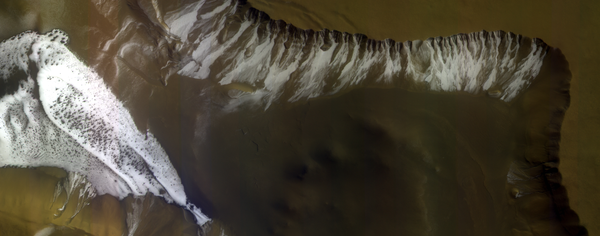 Склон гребня кратера, находящегося на равнине Сизифа (Sisyphi Planum) на Марсе Склон гребня кратера, находящегося на равнине Сизифа (Sisyphi Planum) на Марсе