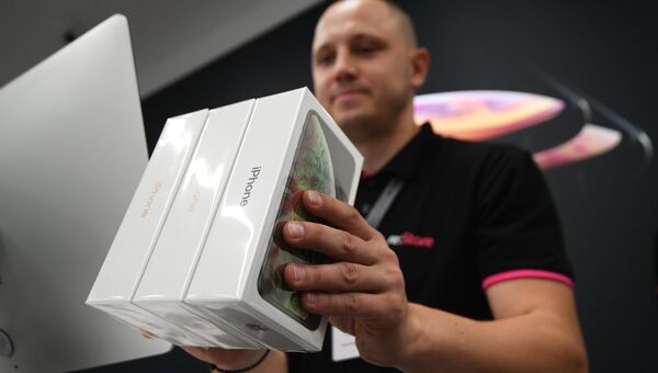 Коробки с телефонами iPhone XS и iPhone XS Max в магазине re:Store на Тверской улице в Москве. 28 сентября 2018 Коробки с телефонами iPhone XS и iPhone XS Max в магазине re:Store на Тверской улице в Москве. 28 сентября 2018
