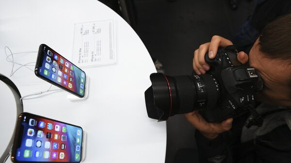 Фоторепортер фотографирует телефоны iPhone XS и iPhone XS Max в магазине re:Store на Тверской улице в Москве Фоторепортер фотографирует телефоны iPhone XS и iPhone XS Max в магазине re:Store на Тверской улице в Москве