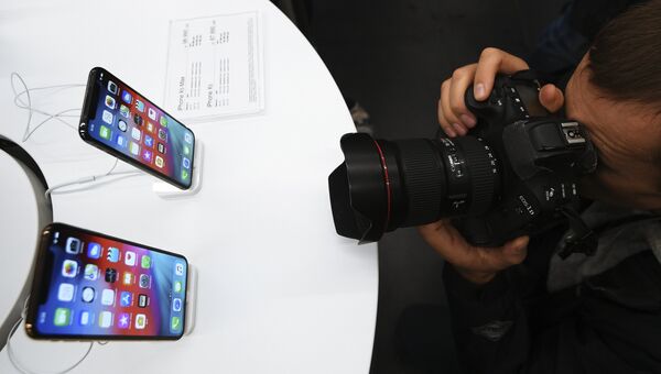 Фоторепортер фотографирует телефоны iPhone XS и iPhone XS Max в магазине re:Store на Тверской улице в Москве Фоторепортер фотографирует телефоны iPhone XS и iPhone XS Max в магазине re:Store на Тверской улице в Москве