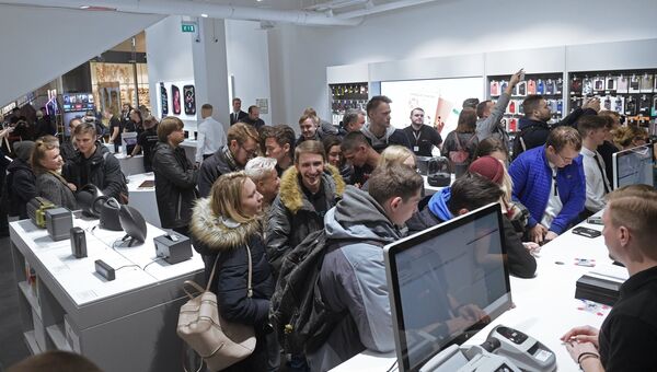 Посетители в магазине re:Store торгово-развлекательного центра «Галерея» в Санкт-Петербурге Посетители в магазине re:Store торгово-развлекательного центра «Галерея» в Санкт-Петербурге