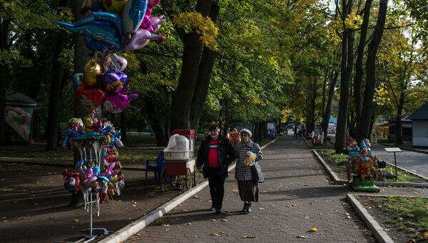 Горожане гуляют в Центральном парке Калининграда Горожане гуляют в Центральном парке Калининграда