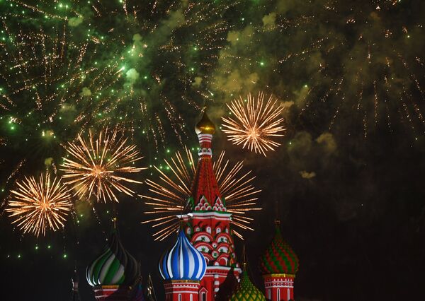 Салют на закрытии XI Международного военно-музыкального фестиваля Спасская башня на Красной площади в Москве Салют на закрытии XI Международного военно-музыкального фестиваля Спасская башня на Красной площади в Москве