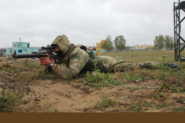 Снайпер Артем Трусов на боевой позиции Снайпер Артем Трусов на боевой позиции