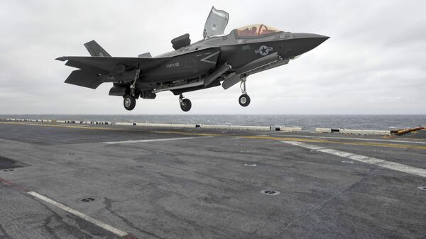Американский истребитель F-35B Lightning II совершает посадку на палубу десантного корабля типа Уосп Американский истребитель F-35B Lightning II совершает посадку на палубу десантного корабля типа Уосп