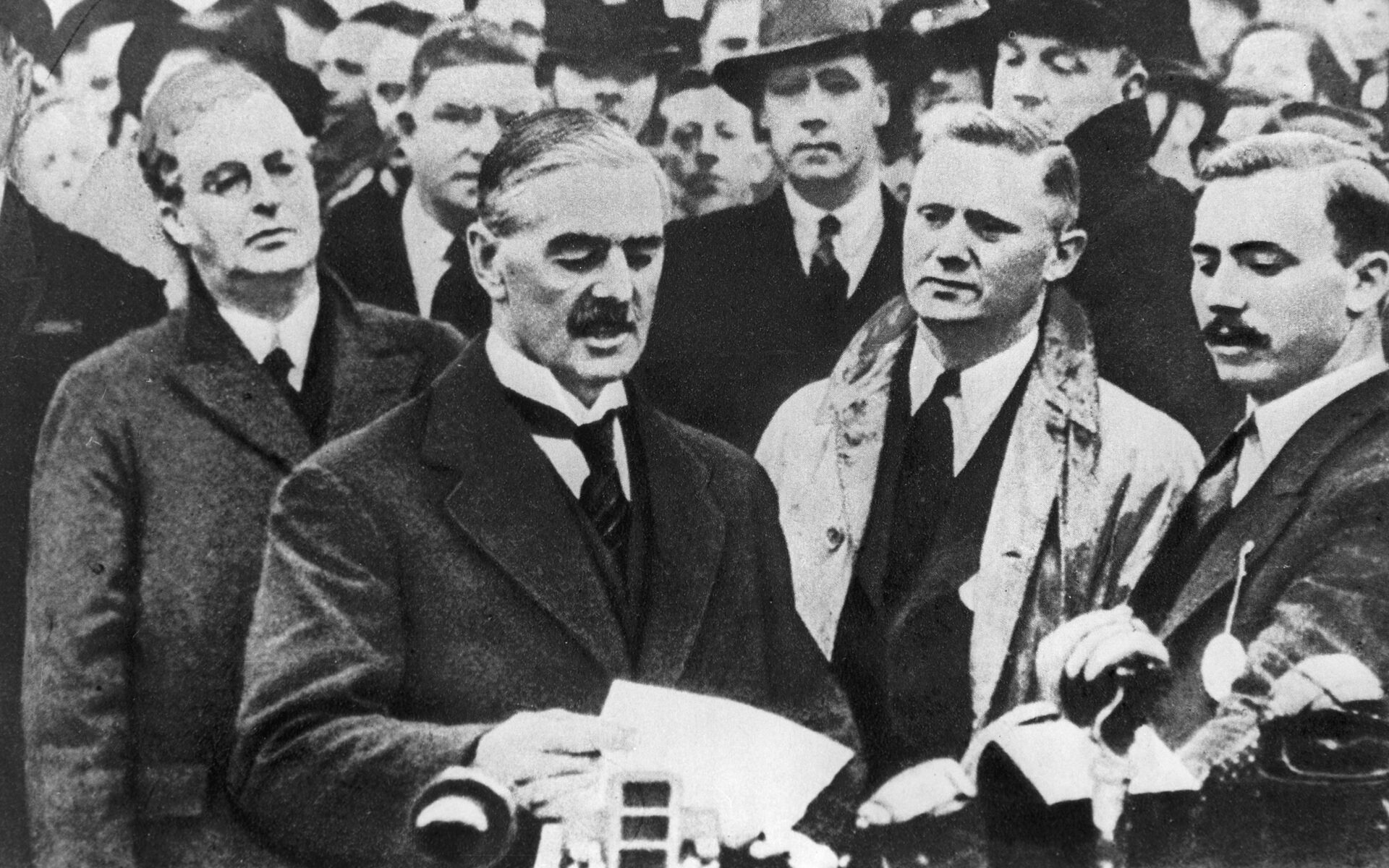 Премьер-министр Великобритании Невилл Чемберлен после возвращения из Германии держа в руках текст англо-германской декларации:Я привез мир нашему поколению Премьер-министр Великобритании Невилл Чемберлен после возвращения из Германии держа в руках текст англо-германской декларации:Я привез мир нашему поколению - РИА Новости, 1920, 25.01.2021