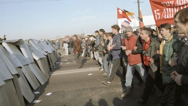 Участники митинга на Октябрьской площади, прорвавшие оцепление ОМОНа у Крымского моста двигаются к Смоленской площади в октябре 1993 г. Архивное фото Участники митинга на Октябрьской площади, прорвавшие оцепление ОМОНа у Крымского моста двигаются к Смоленской площади в октябре 1993 г. Архивное фото