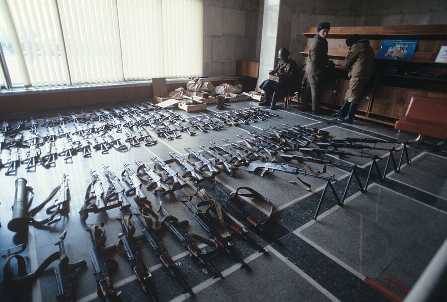 Оружие, найденное в здании Верховного Совета РФ (Дом Советов). 1993 год Оружие, найденное в здании Верховного Совета РФ (Дом Советов). 1993 год