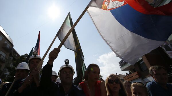 Сербы Косово с флагом Сербии во время митинга Сербы Косово с флагом Сербии во время митинга