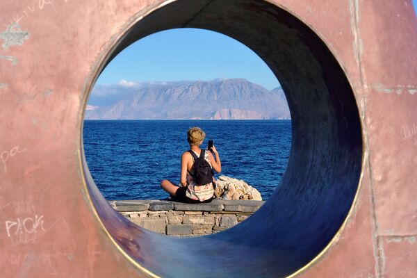 Турист фотографируется на телефон Турист фотографируется на телефон