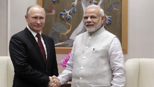 Владимир Путин и премьер-министр Республики Индии Нарендра Моди на церемонии встречи в Нью-Дели. 4 октября 2018 Владимир Путин и премьер-министр Республики Индии Нарендра Моди на церемонии встречи в Нью-Дели. 4 октября 2018