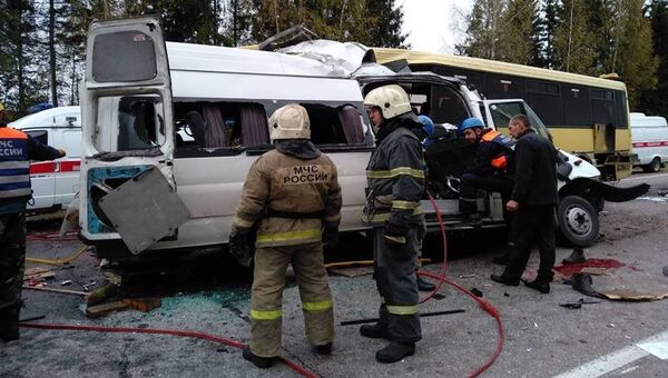 Сотрудники МЧС на месте ДТП в Тверской области. 5 октября 2018 Сотрудники МЧС на месте ДТП в Тверской области. 5 октября 2018