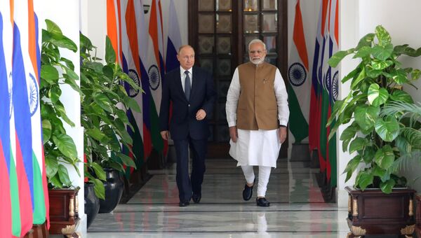 Президент РФ Владимир Путин и премьер-министр Республики Индии Нарендра Моди во время встречи в Хайдарабадском дворце в Нью-Дели. 5 октября 2018 Президент РФ Владимир Путин и премьер-министр Республики Индии Нарендра Моди во время встречи в Хайдарабадском дворце в Нью-Дели. 5 октября 2018