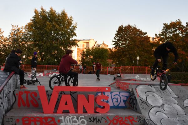 Зона для скейтеров Vans в Парке Горького Зона для скейтеров Vans в Парке Горького