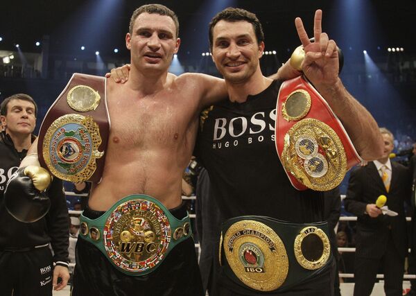 Владимир и Виталий Кличко после боя за чемпионский титул по версии WBC Владимир и Виталий Кличко после боя за чемпионский титул по версии WBC