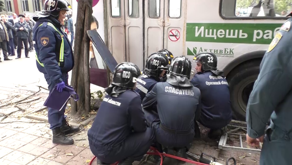 Спасатели на месте ДТП в Орле. 9 октября 2018 Спасатели на месте ДТП в Орле. 9 октября 2018