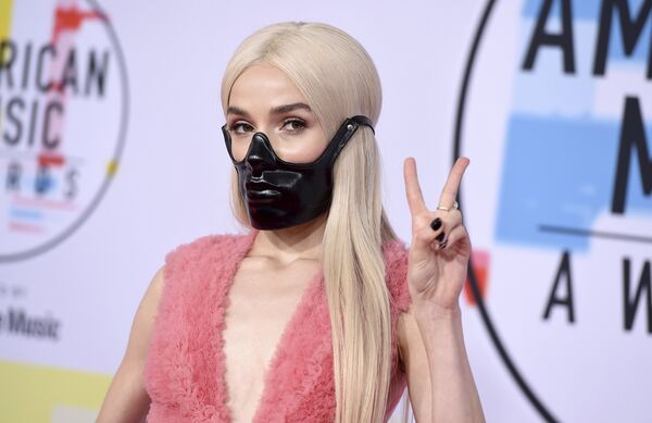 Поппи на церемонии награждения American Music Awards в Лос-Анджелесе Поппи на церемонии награждения American Music Awards в Лос-Анджелесе