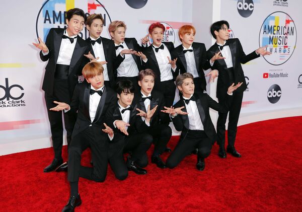 Участники группы NCT 127 на церемонии награждения American Music Awards в Лос-Анджелесе Участники группы NCT 127 на церемонии награждения American Music Awards в Лос-Анджелесе