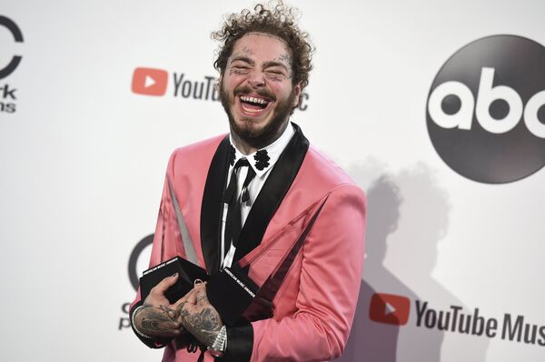 Артист Post Malone на церемонии награждения American Music Awards в Лос-Анджелесе Артист Post Malone на церемонии награждения American Music Awards в Лос-Анджелесе