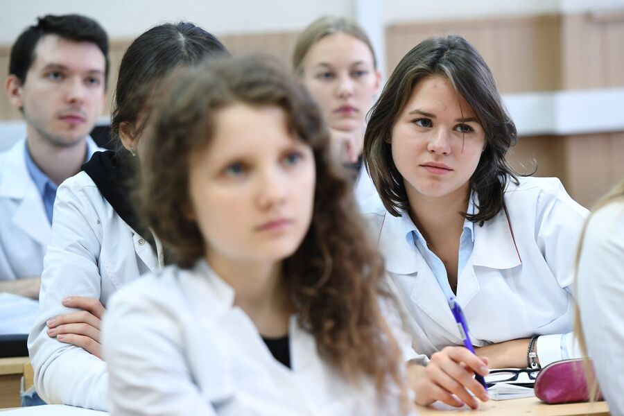 Студенты третьего курса лечебного факультета во время занятий на кафедре паталогической анатомии имени академика А. И. Струкова МГМУ имени И. М. Сеченова Студенты третьего курса лечебного факультета во время занятий на кафедре паталогической анатомии имени академика А. И. Струкова МГМУ имени И. М. Сеченова