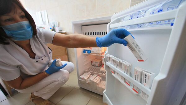 Медицинский работник готовится к вакцинации против гриппа Медицинский работник готовится к вакцинации против гриппа
