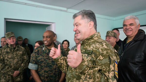 Петр Порошенко во время посещения Объединенного операционного центра сил многонациональных учений Чистое небо-2018 в Хмельницкой области. 11 октября 2018 Петр Порошенко во время посещения Объединенного операционного центра сил многонациональных учений Чистое небо-2018 в Хмельницкой области. 11 октября 2018