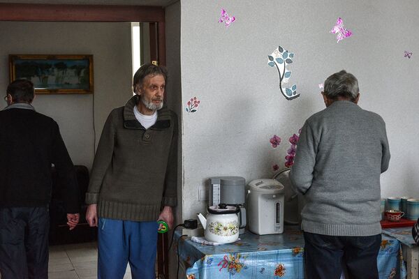 Постояльцы в столовой дома трудолюбия Ной Постояльцы в столовой дома трудолюбия Ной