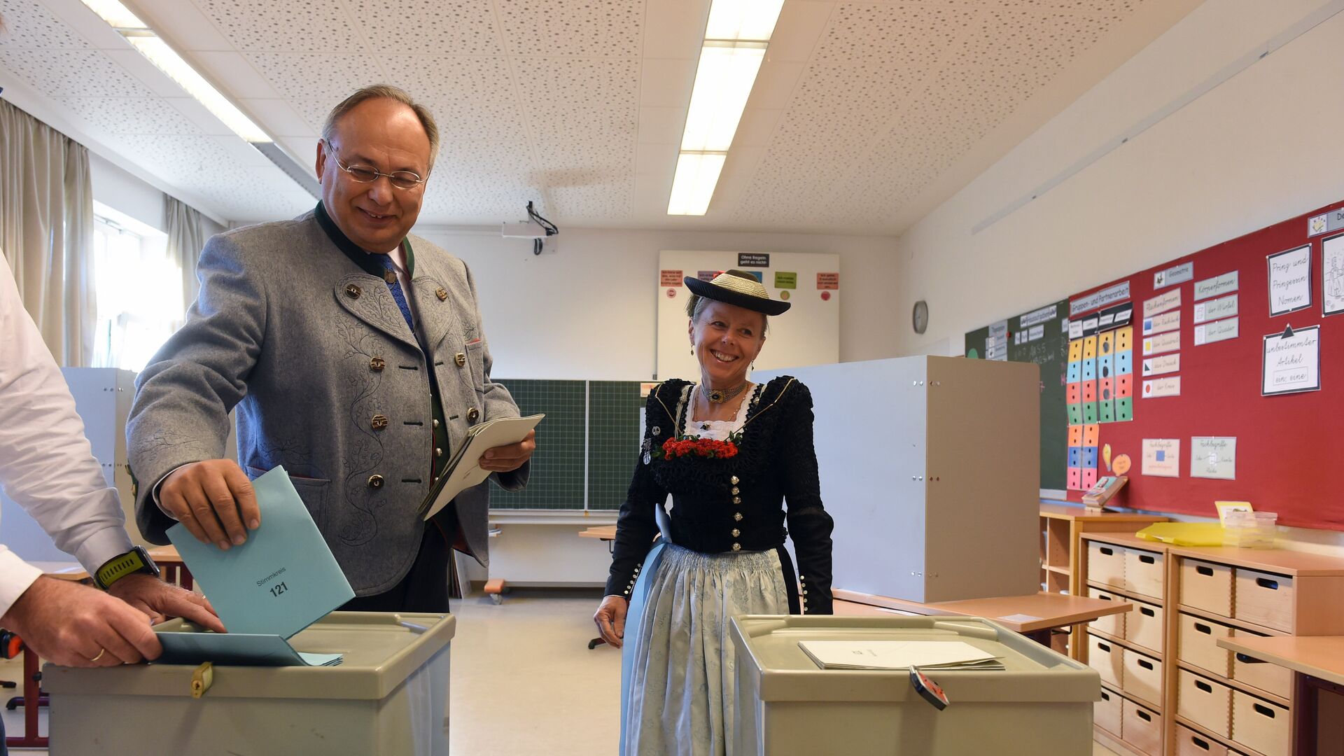 Местные жители в традиционной баварской одежде на избирательном участке в Нойкирхене, Германия - РИА Новости, 1920, 26.09.2021