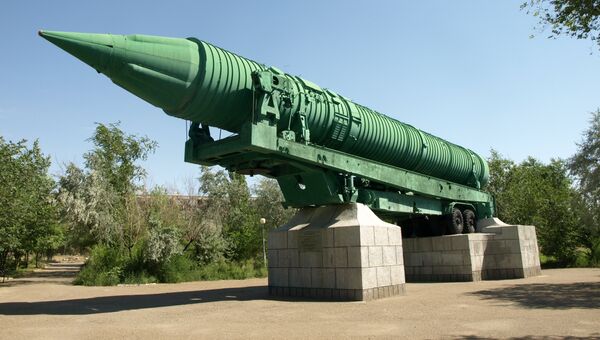 Межконтинентальная Баллистическая Ракета МР-УР-100 в городе Байконур в парке Мира Межконтинентальная Баллистическая Ракета МР-УР-100 в городе Байконур в парке Мира
