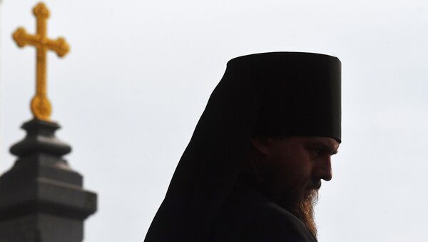 Священнослужитель у храма Христа Спасителя в Москве. Архивное фото Священнослужитель у храма Христа Спасителя в Москве. Архивное фото