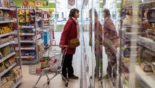 Покупательница в магазине. Архивное фото Покупательница в магазине. Архивное фото
