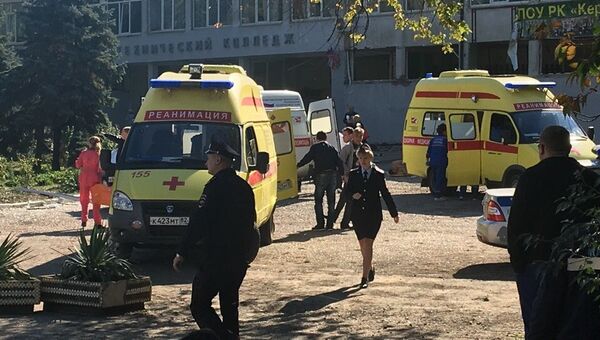 У Политехнического колледжа в Керчи, в котором произошел взрыв У Политехнического колледжа в Керчи, в котором произошел взрыв