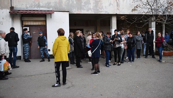 Сотрудники правоохранительных органов и горожане у входа в приёмное отделение Керченской городской больнице №1. В Керченском политехническом колледже произошли взрыв и стрельба Сотрудники правоохранительных органов и горожане у входа в приёмное отделение Керченской городской больнице №1. В Керченском политехническом колледже произошли взрыв и стрельба