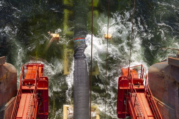 Укладка труб газопровода Северный Поток - 2 в Балтийском море. 15 октября 2018 Укладка труб газопровода Северный Поток - 2 в Балтийском море. 15 октября 2018
