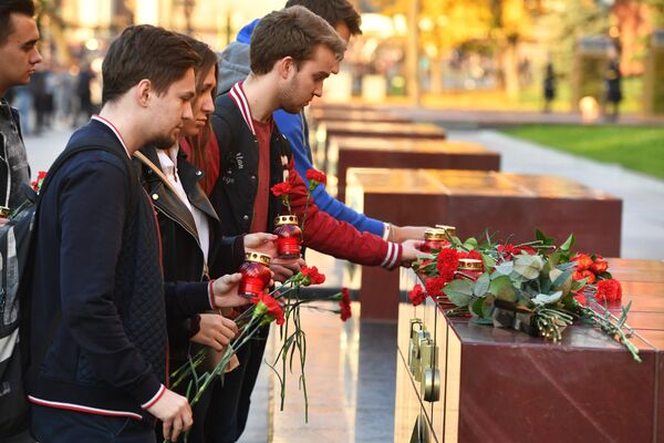 Люди возлагают цветы и ставят свечи на памятник городу-герою Керчи в Александровском саду в Москве в знак траура по погибшим при взрыве в колледже в Керчи Люди возлагают цветы и ставят свечи на памятник городу-герою Керчи в Александровском саду в Москве в знак траура по погибшим при взрыве в колледже в Керчи