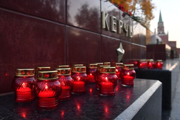 Цветы и свечи на памятнике городу-герою Керчи в Александровском саду в Москве в знак траура по погибшим при взрыве в колледже в Керчи Цветы и свечи на памятнике городу-герою Керчи в Александровском саду в Москве в знак траура по погибшим при взрыве в колледже в Керчи