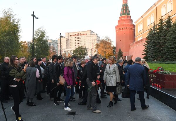 Люди возлагают цветы на памятник городу-герою Керчи в Александровском саду в Москве в знак траура по погибшим при взрыве в колледже в Керчи Люди возлагают цветы на памятник городу-герою Керчи в Александровском саду в Москве в знак траура по погибшим при взрыве в колледже в Керчи