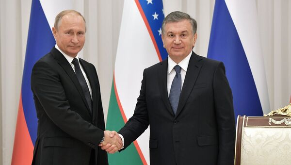 Президент РФ Владимир Путин и президент Узбекистана Шавкат Мирзиеев на церемонии официальной встречи в Ташкенте Президент РФ Владимир Путин и президент Узбекистана Шавкат Мирзиеев на церемонии официальной встречи в Ташкенте