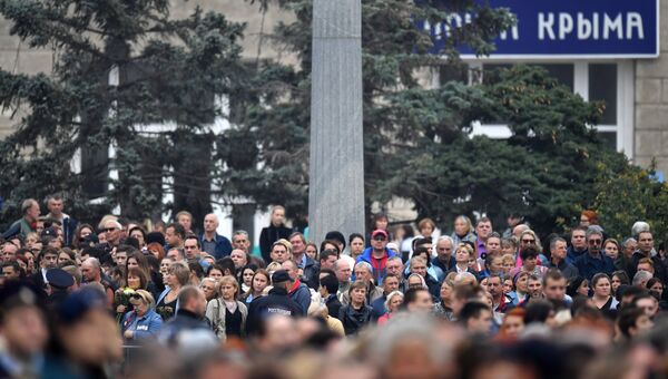 Жители на площади Ленина в Керчи, где проходит церемония прощания с погибшими при нападении на Керченский политехнический колледж Жители на площади Ленина в Керчи, где проходит церемония прощания с погибшими при нападении на Керченский политехнический колледж
