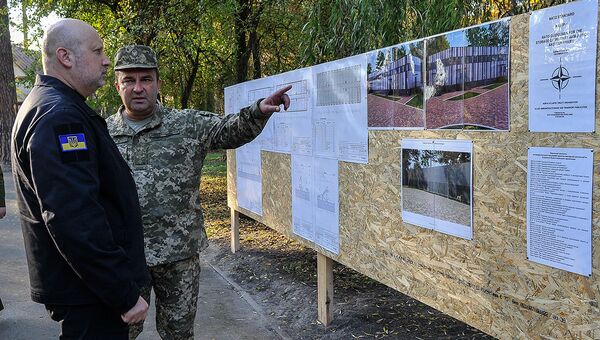 Александр Турчинов на строительной площадке нового разведывательного центра на Украине Александр Турчинов на строительной площадке нового разведывательного центра на Украине