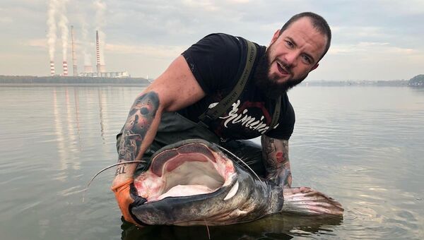Житель Польского города Тыхы Шимон Нововейский выловил сома рекордного размера Житель Польского города Тыхы Шимон Нововейский выловил сома рекордного размера