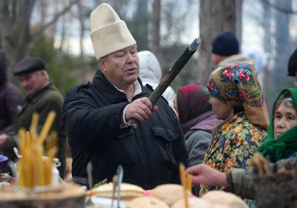 Карт (жрец традиционной марийской религии) во время Всемарийского моления в святой роще (кюсюто) Карт (жрец традиционной марийской религии) во время Всемарийского моления в святой роще (кюсюто)