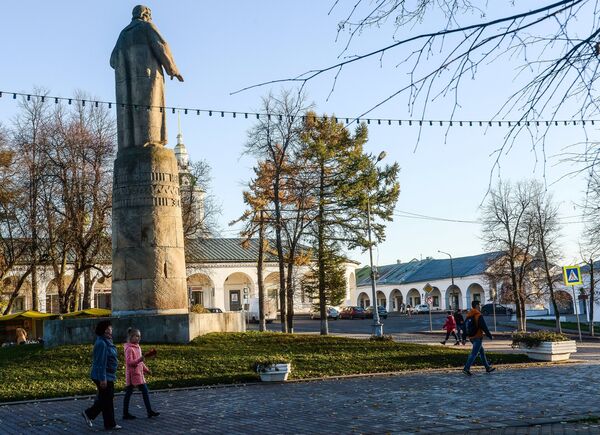 Горожане гуляют по Сусанинской площади в Костроме. Слева - памятник Ивану Сусанину Горожане гуляют по Сусанинской площади в Костроме. Слева - памятник Ивану Сусанину