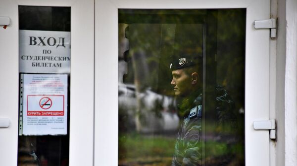 Сотрудник полиции у второго корпуса Керченского политехнического колледжа Сотрудник полиции у второго корпуса Керченского политехнического колледжа
