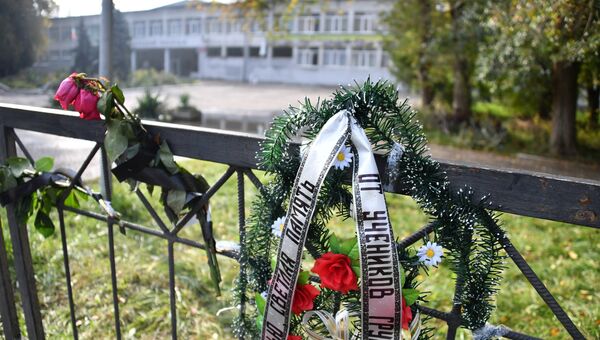Траурный венок и цветы на ограде недалеко от Керченского политехнического колледжа. Колледж готовится возобновить занятия после того, как 17 октября студент Владислав Росляков устроил стрельбу и взрывы Траурный венок и цветы на ограде недалеко от Керченского политехнического колледжа. Колледж готовится возобновить занятия после того, как 17 октября студент Владислав Росляков устроил стрельбу и взрывы