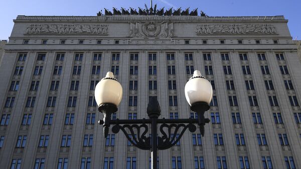 Флаг на здании министерства обороны РФ на Фрунзенской набережной в Москве Флаг на здании министерства обороны РФ на Фрунзенской набережной в Москве