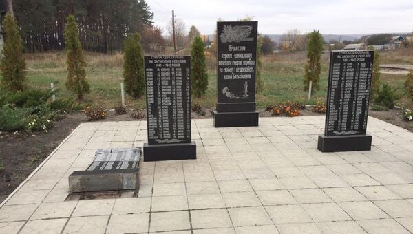 Поврежденный памятник погибшим в годы Великой Отечественной войны в селе Циркуны Харьковской области Поврежденный памятник погибшим в годы Великой Отечественной войны в селе Циркуны Харьковской области